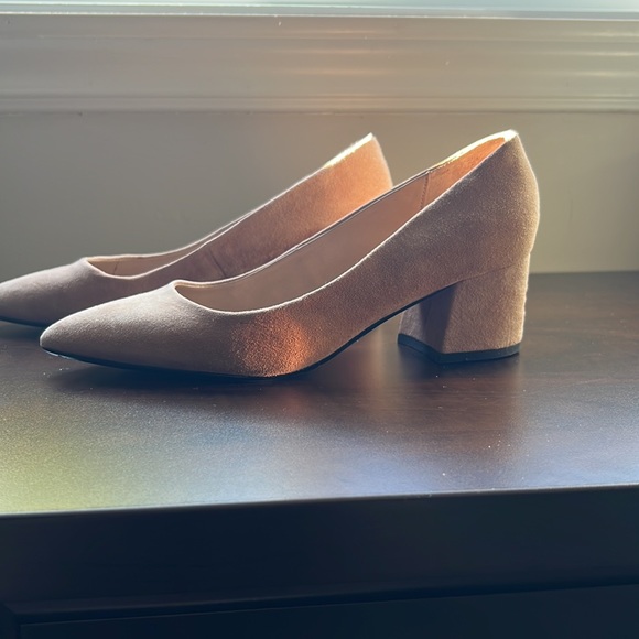 Beige suede pointy toe pump - Picture 3 of 6